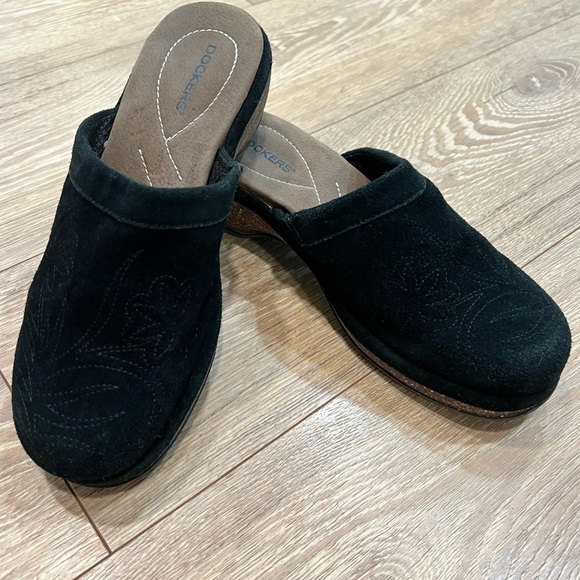 DOCKERS black suede clogs with decorative floral stitching - Picture 6 of 12